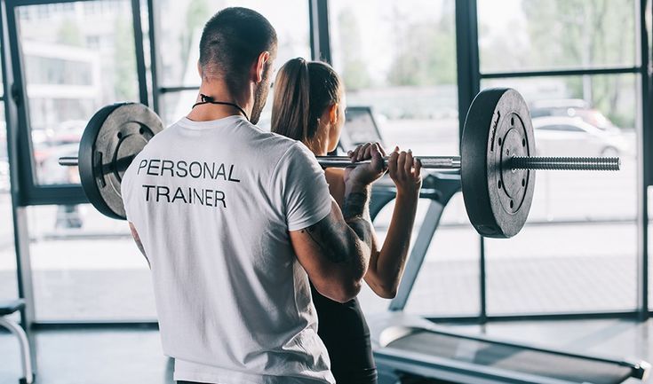 AXALA PERSONAL TRAINING GYMで伴走するトレーナーの様子